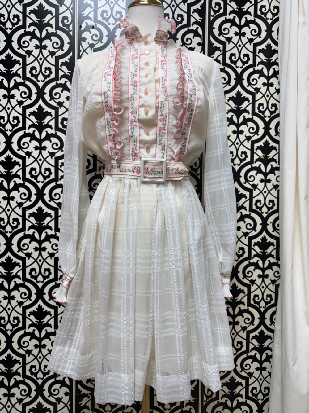 Vintage Elegant White Long-Sleeve Dress with Pink Trim